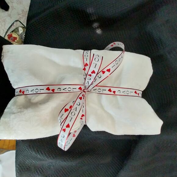 VINTAGE IVORY DAMASK FLORAL PATTERNED FULL SIZE TABLECLOTH, SATINY GORGEOUS! - Picture 2 of 12